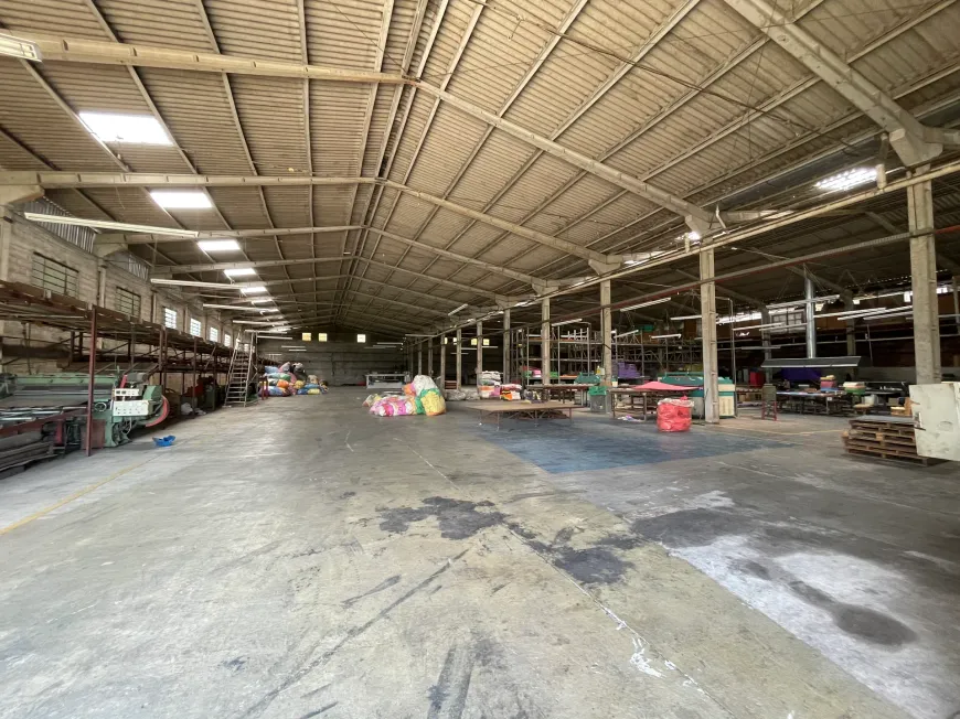 galpão industrial com fachada moderna, portão automático, estacionamento, área de carga e descarga, estrutura robusta