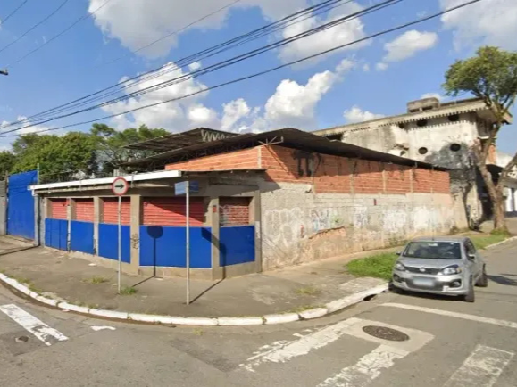 galpão industrial com acabamento moderno, piso reforçado, sistema de climatização, iluminação LED, ambiente profissional