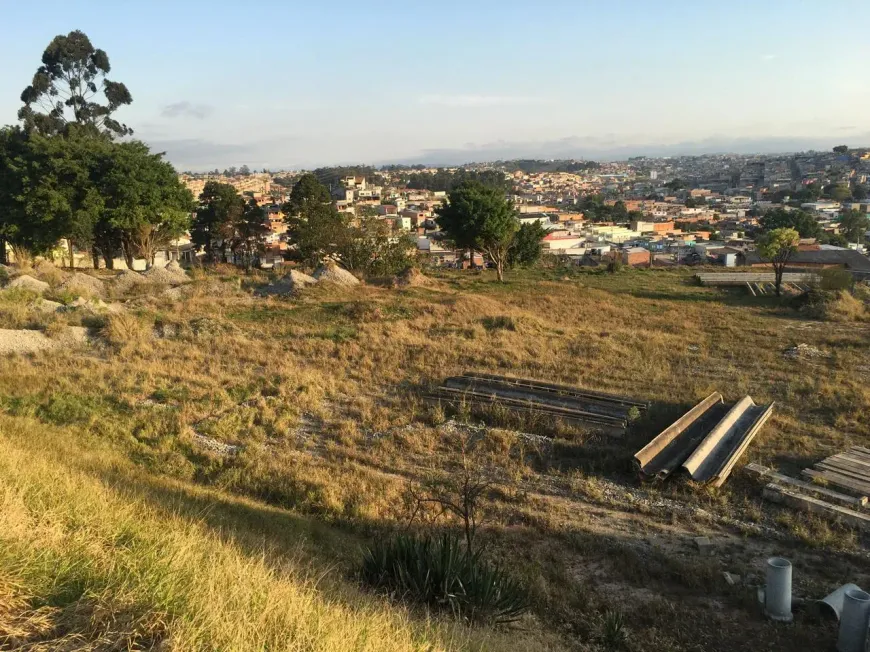 galpão industrial com fachada moderna, portão automático, estacionamento, área de carga e descarga, estrutura robusta